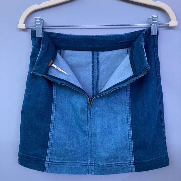 Free People Size 2 Two-Tone Modern Femme Stretch Jean Mini Skirt. - Picture 5 of 7